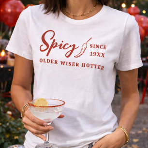 Oudere Wijzere Heetere Rode Pittige Chilipeper Aan T-shirt