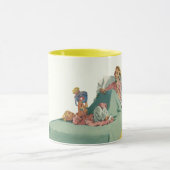 Ouderwetse familie die moeder ontbijt op bed serve mok (Midden)