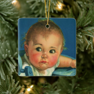 Ouderwetse peuter, schattig jongetje of meisje in  keramisch ornament