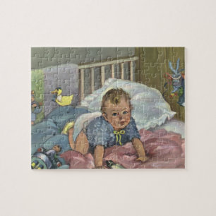 Ouderwetse schattige baby speelt in ledikantje, ki legpuzzel