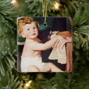 Ouderwetse schattige peuter speelt met kledingkast keramisch ornament