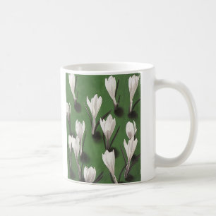 Ouderwetse witte krokus bloempatroon, tuinvlinder koffiemok