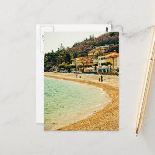 Ouderwetse zandige kuststad zeehuizen en bomen briefkaart