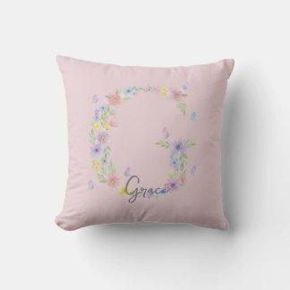 Oudroze bloem vlinder monogram sierkussen
