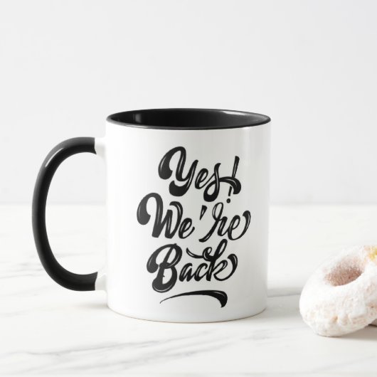 Oui! Nous sommes de retour - Bold Calligraphy Mug (Avec donut)