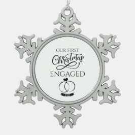 Our First Christmas Engaged 2025 Engagement Tin Sneeuwvlok Ornament