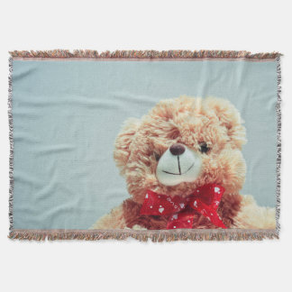 Ours en peluche avec une couverture à lancer de la
