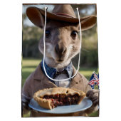 Outback Delight: A Kangaroo Eats Aussie Meat Pie Medium Cadeauzakje (Achterkant)