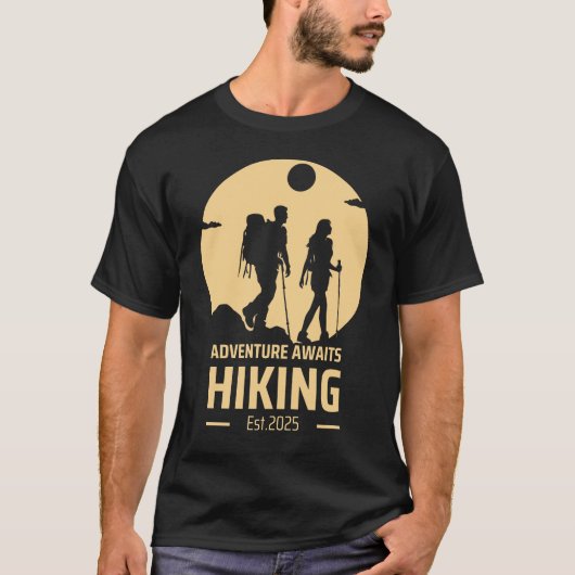 Outdoor Adventure Hiking | Est. 2025 | Wilderness T-shirt (Voorkant)