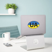 Oval Ukraine vlag land code vinyl auto sticker (Laptop op bureau)