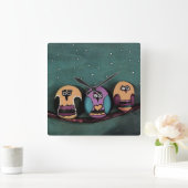 Ovale gespleten eigendom tegen primitieve kunst va vierkante klok (Huis)