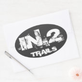 Ovale sticker IN.2 TRAILS wit op zwart (Envelop)