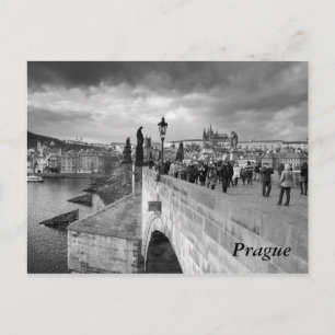 over de Charles Bridge onder een stormachtige heme Briefkaart