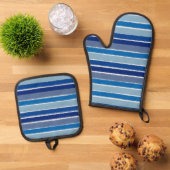 Over de lijnen in blauwe ovenhandschoen en pothoud ovenwant & pannenlap set (Top down)