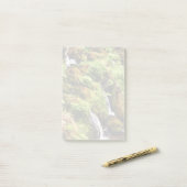 Over en onder post-it® notes (Op bureau)