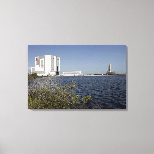 Over het bekken bekeken, Space Shuttle Atlantis Canvas Afdruk (Voorkant)