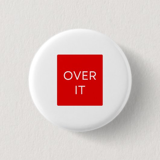 "OVER IT" Statement Graphic Tee Design Ronde Button 3,2 Cm (Voorkant)
