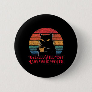 Overgeschoolde Cat Lady die stemt 2024 Verkiezings Ronde Button 5,7 Cm