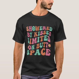 Overgoten door kussen op Butt Space T-shirt