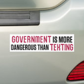 Overheid is gevaarlijker dan sms'en bumpersticker (Op auto)