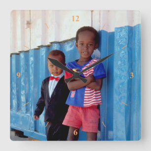 Overkleed in Zanzibar. Vierkante Klok