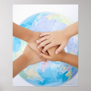 Overlappende handen en een wereldbol poster