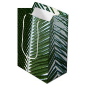 Overlapping Palm Fronds Tropical Green Abstract Medium Cadeauzakje (Voorkant Gekanteld)