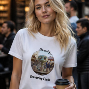 Overlevende aarde alien koffiedrinker t-shirt