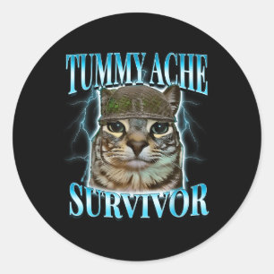Overlevende kat met buikpijn meme grappige spreuk ronde sticker