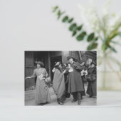 overvallen vrouwen, 1913 briefkaart (Staand voorkant)