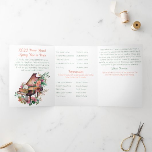 Overweging van Brown Baby Grand Piano Drieluik Programma (Binnen)