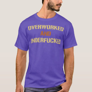 Overwerkte en ondergeneukte  retro tekst t-shirt