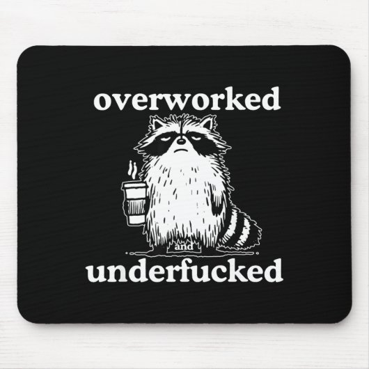 Overworked And Underfored Funny Raccoon Coffee Say Muismat (Voorkant)