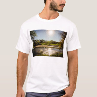 Overzicht van de oevers van een rivier met duideli t-shirt