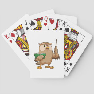 Owl als leraar met boek en wijzer pokerkaarten