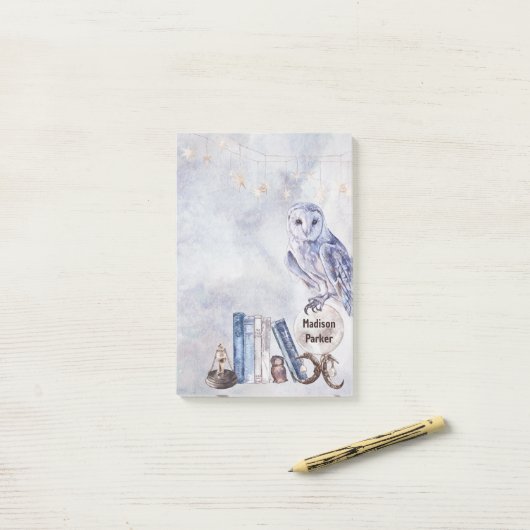 Owl en boeken post-it® notes (Op bureau)