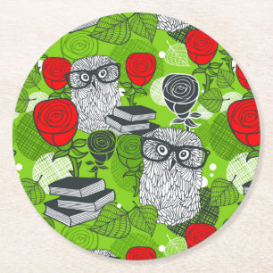 Owl in rode rozen ronde kartonnen onderzetter