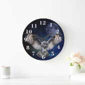 Owl in vlucht grote klok (Huis)