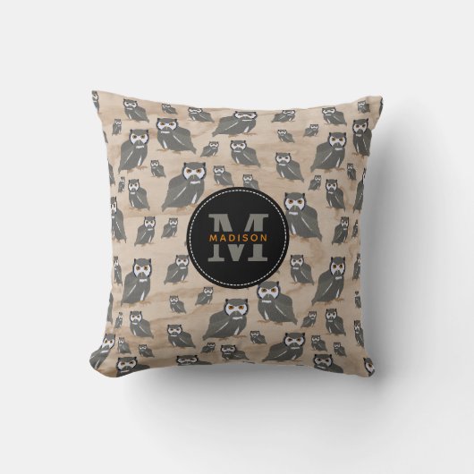 Owl Pattern & Rustic Wood Monogram Kussen (Voorkant)