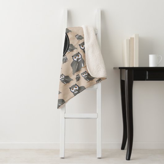 Owl Pattern & Rustic Wood Monogram Sherpa Deken (In situ)