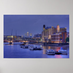 Oxo Tower en Thames River 's nachts Poster