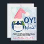 OY au Monde! Drôle de carte de Noël et de Hanouka<br><div class="desc">Cette drôle de carte de vacances exprime ce que nous avons tous ressenti cette année. Elle présente une image mignonne de la terre portant à la fois un chapeau de Père Noël et un masque facial. La légende dit "OY ! au Monde !". Il y a un espace pour une...</div>