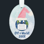 OY to the World Funny Earth avec masque facial Noë<br><div class="desc">Cet ornement de Noël amusant est parfait pour la saison des Fêtes pandémiques 2020. Il présente un design amusant avec la planète terre portant un masque et un chapeau de Père Noël. La légende dit : OY ! au monde ! Il y a de la place sur le dos pour...</div>