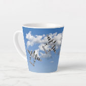 P-38 Bliksem met D-Day Stripes in Wolken Latte Mok (Linkerhoek)