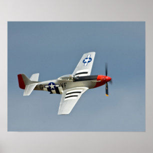 P-51D Mustang jager met D-Day markeringen vliegend Poster