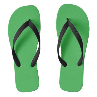 paar groene gestructureerde teenslippers met zwart