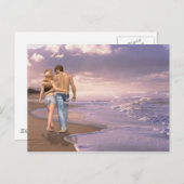 Paar in liefde lopen op het strand in de zonsonder briefkaart (Voorkant / Achterkant)