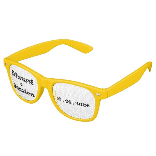 Paar Initialen en Datum Zwart Wit Modern Script Retro Zonnebril (Gekanteld)