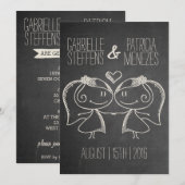 Paar op Blackboard Lesbian Wedding Uitnodiging (Voorkant / Achterkant)