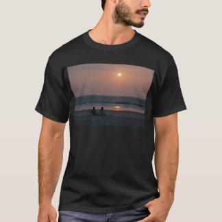 Paar op het strand bij zonsondergang t-shirt
